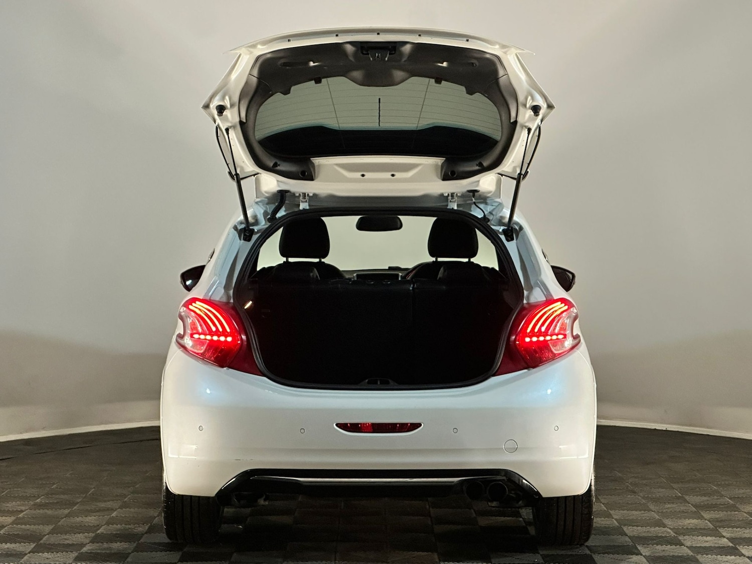 Used Peugeot 208 2015 for sale - 76574646: Photo 8