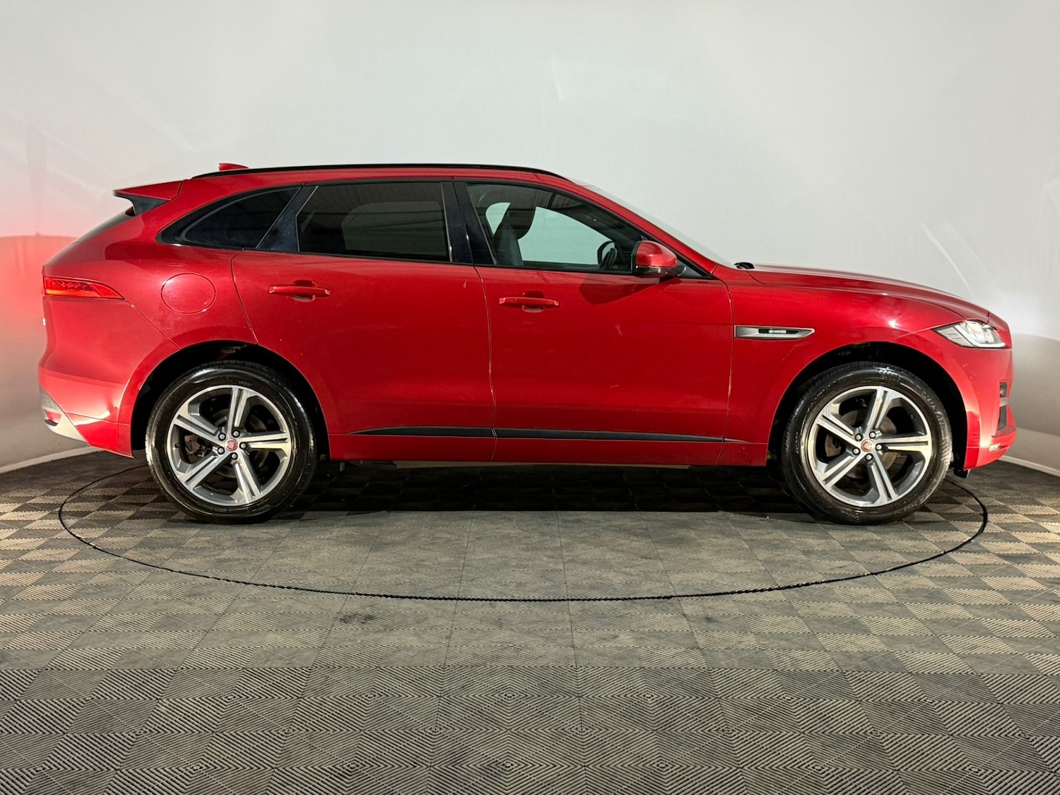 Used Jaguar F-Pace 2017 for sale - 77772047: Photo 4