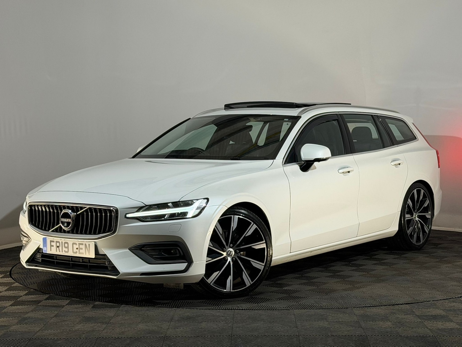 Used Volvo V60 2019 for sale - 77698504: Photo 3