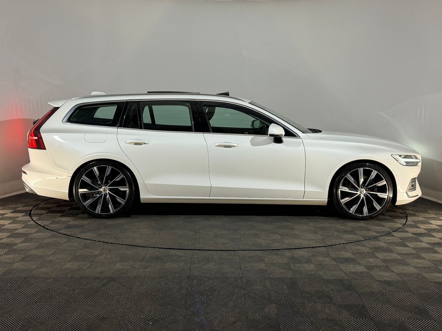 Used Volvo V60 2019 for sale - 77698504: Photo 4