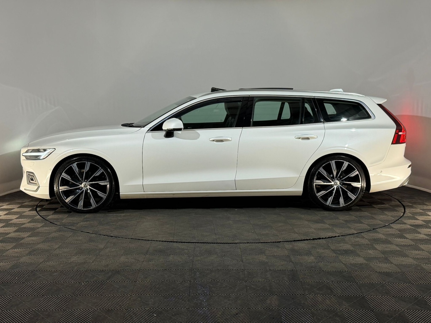 Used Volvo V60 2019 for sale - 77698504: Photo 5