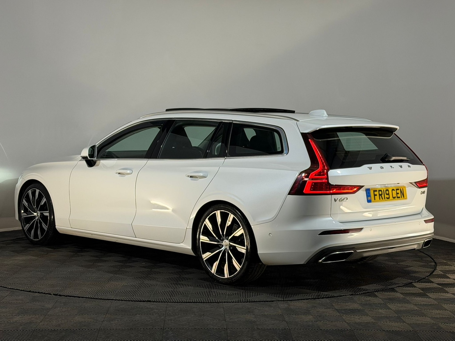 Used Volvo V60 2019 for sale - 77698504: Photo 9