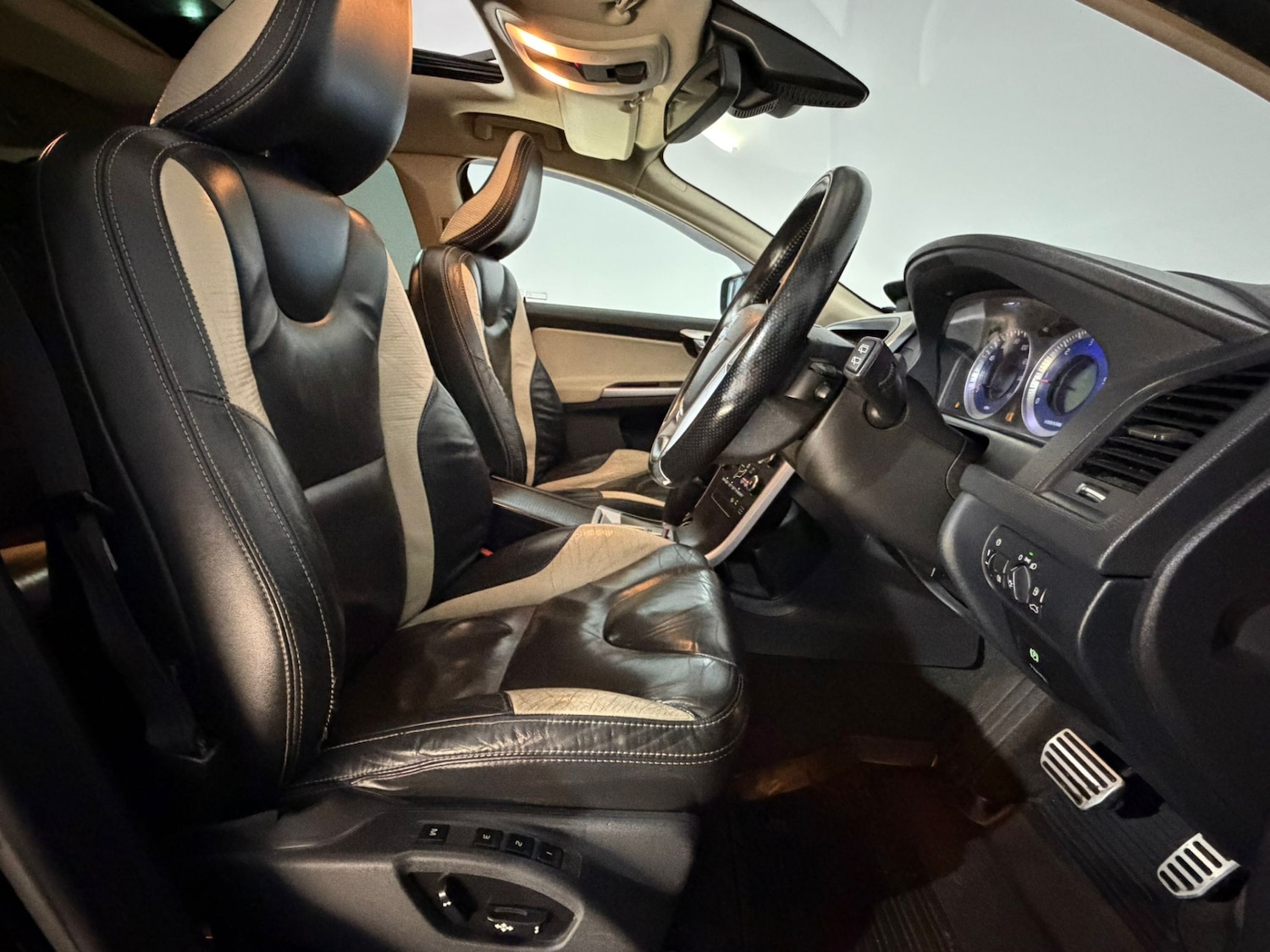 Used Volvo XC60 2010 for sale - 77590161: Photo 15