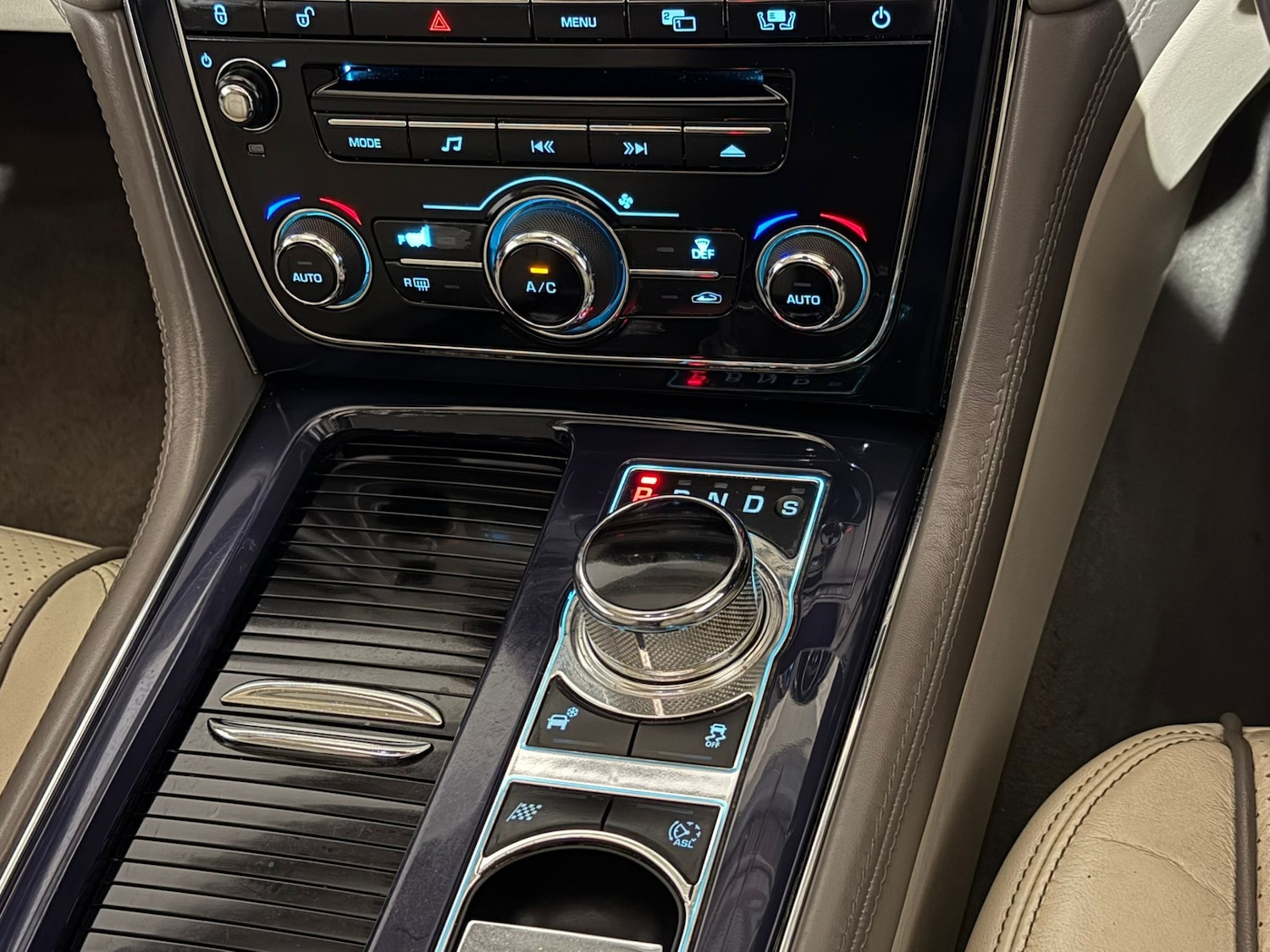 Used Jaguar XJ 2011 for sale - 76170789: Photo 16