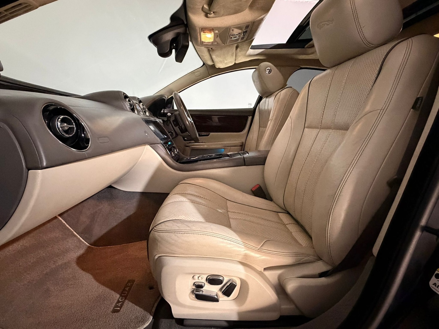 Used Jaguar XJ 2011 for sale - 76170789: Photo 18