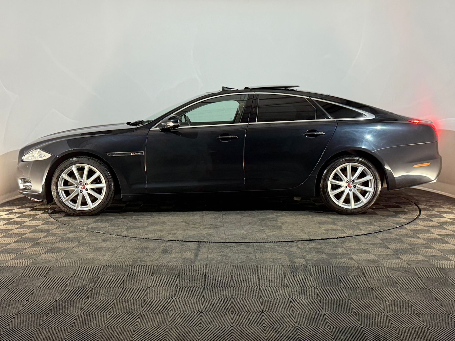 Used Jaguar XJ 2011 for sale - 76170789: Photo 5