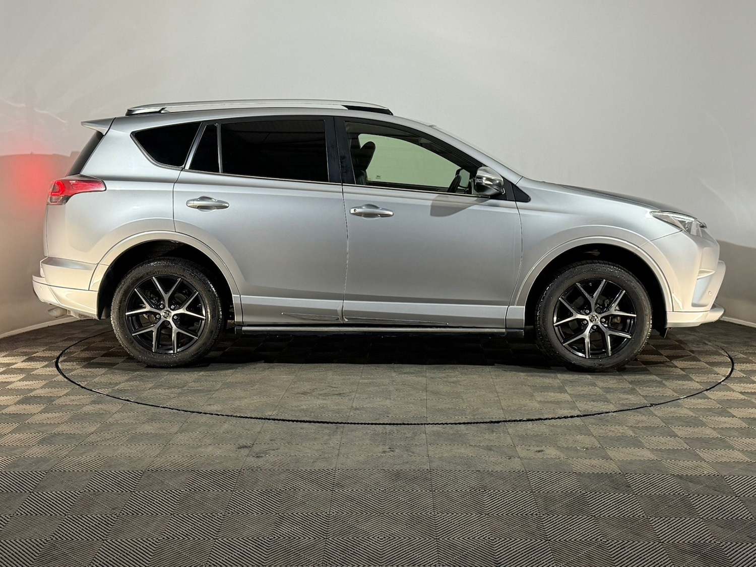 Used Toyota RAV4 2017 for sale - 76298954: Photo 4