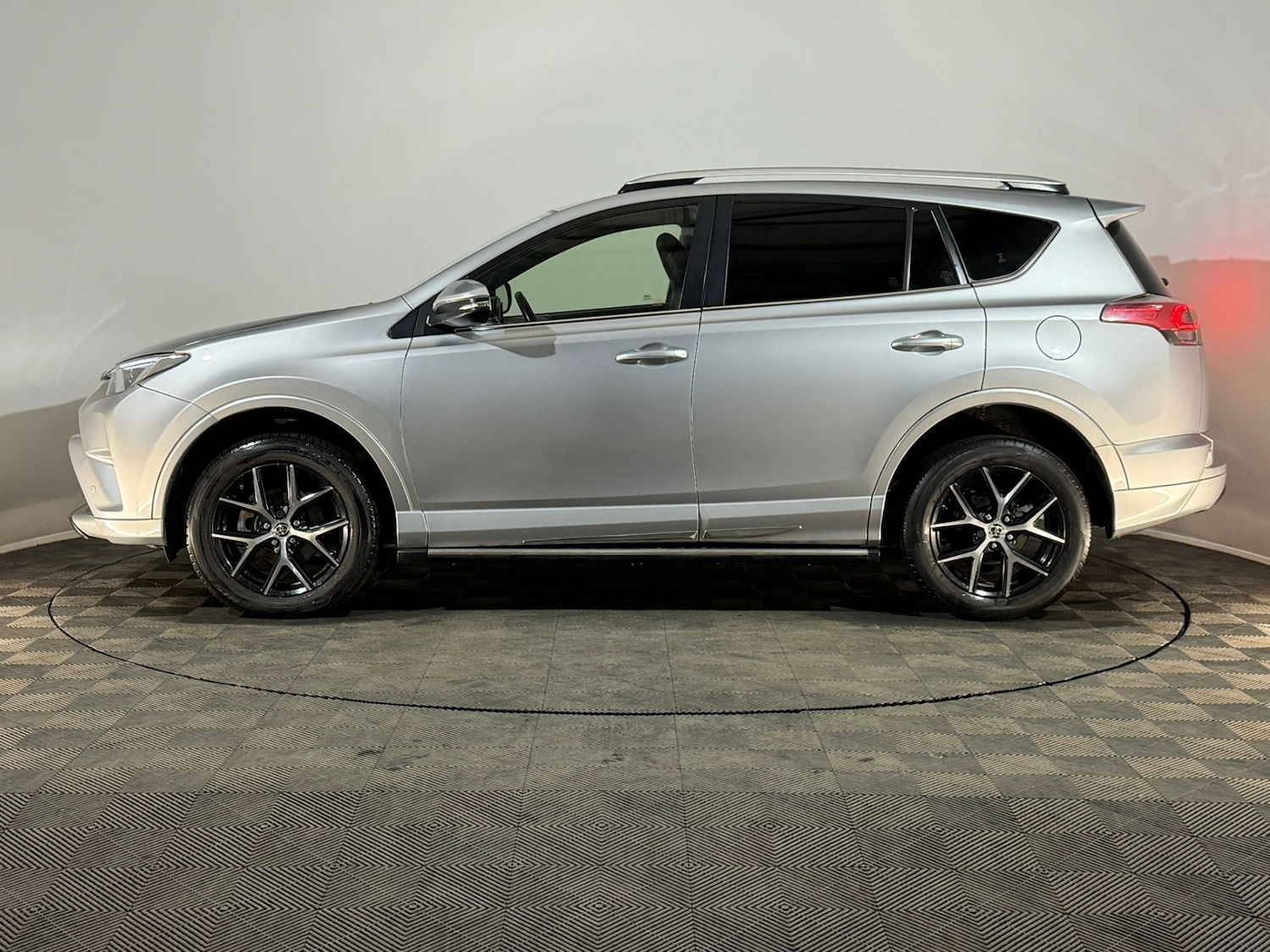 Used Toyota RAV4 2017 for sale - 76298954: Photo 5