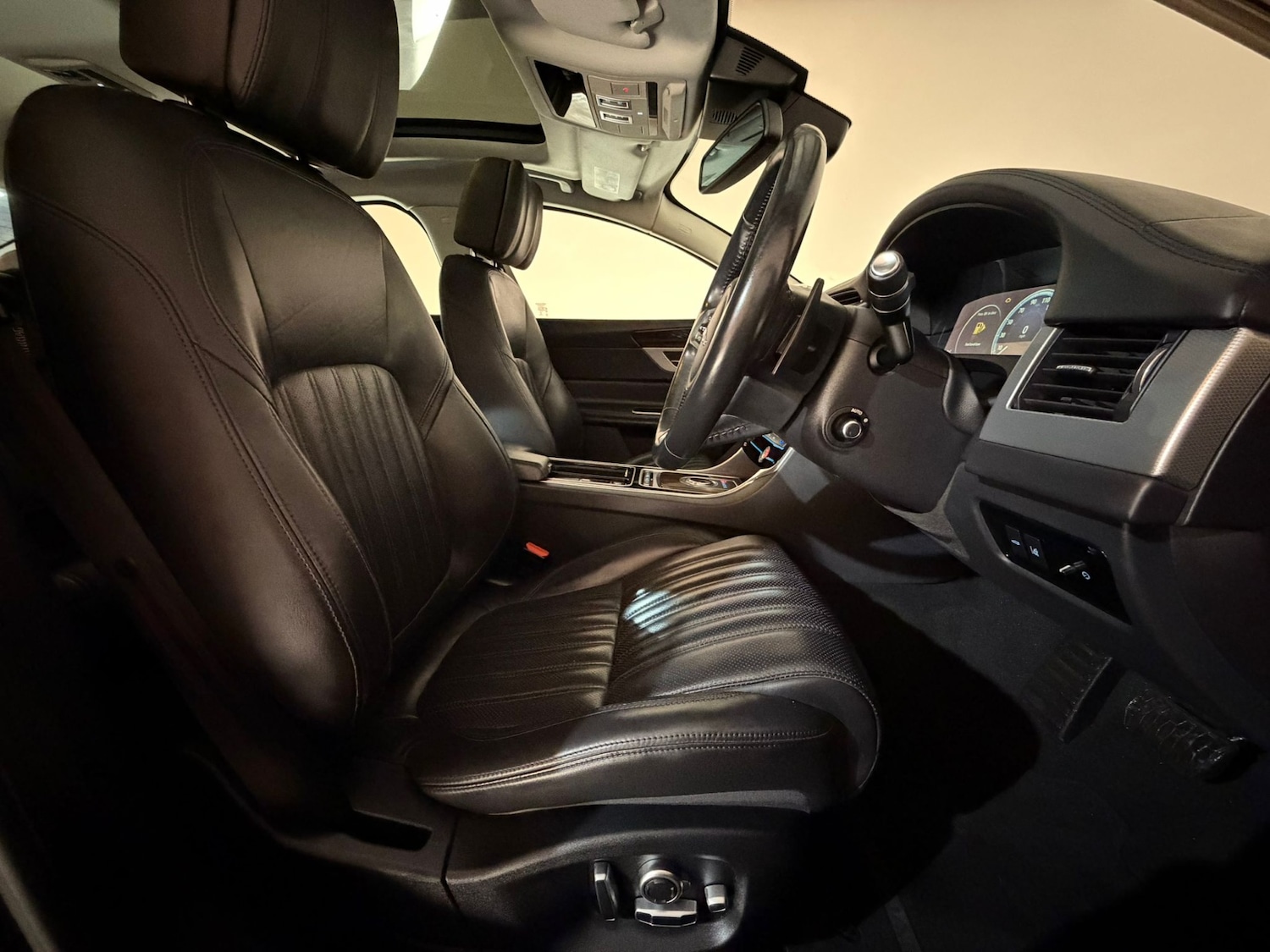 Used Jaguar XF 2017 for sale - 76611347: Photo 15