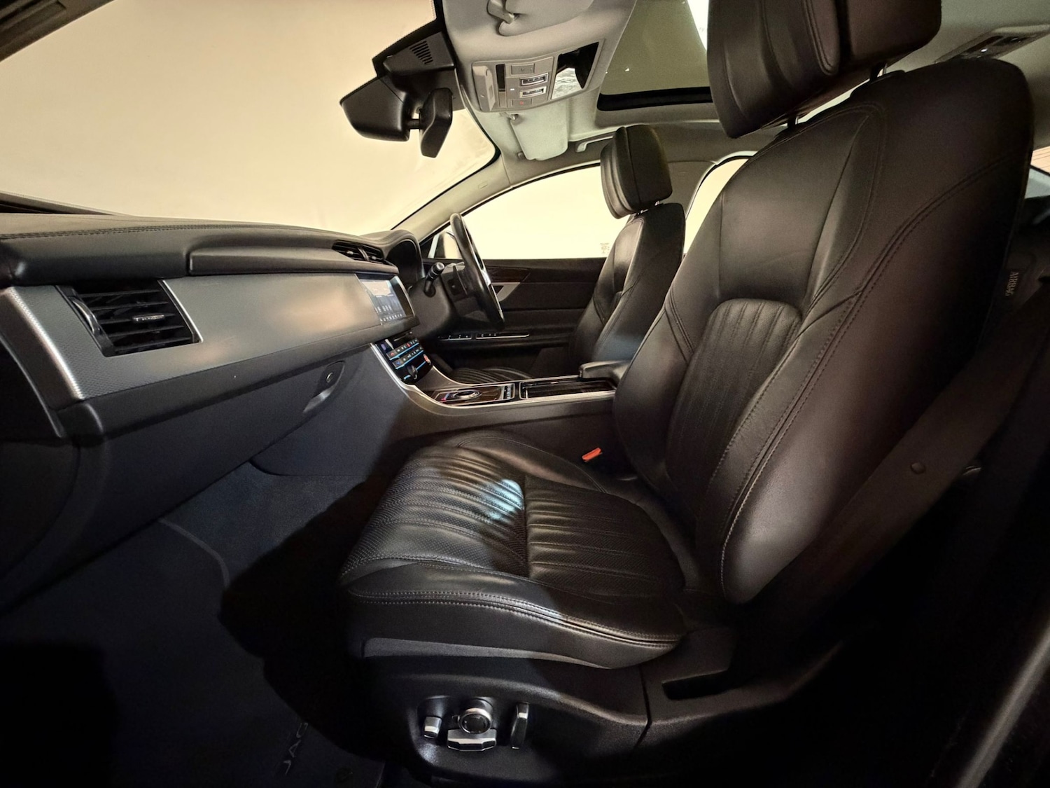 Used Jaguar XF 2017 for sale - 76611347: Photo 16