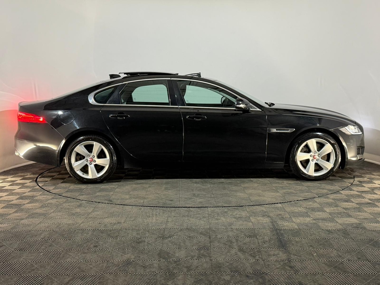 Used Jaguar XF 2017 for sale - 76611347: Photo 4