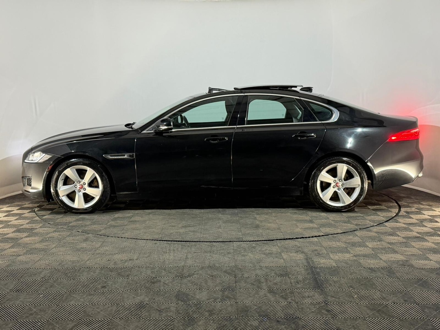 Used Jaguar XF 2017 for sale - 76611347: Photo 5