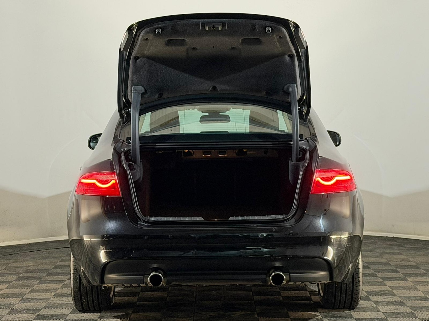 Used Jaguar XF 2017 for sale - 76611347: Photo 8