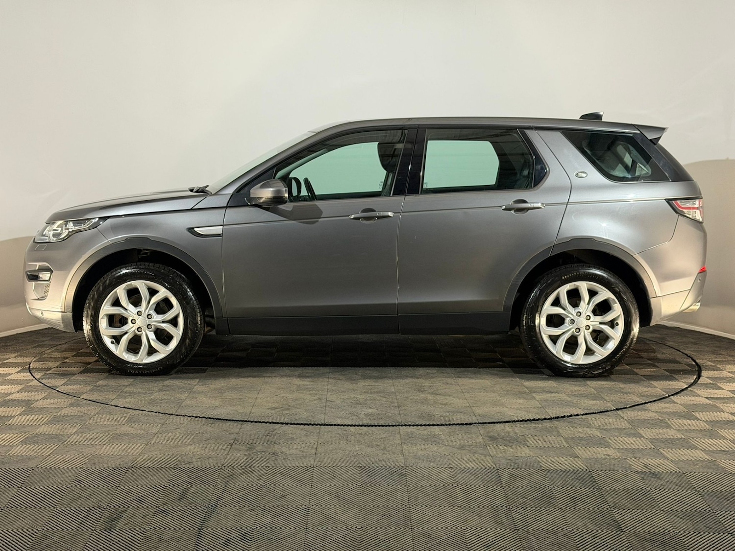 Used Land Rover Discovery Sport 2017 for sale - 76344306: Photo 5