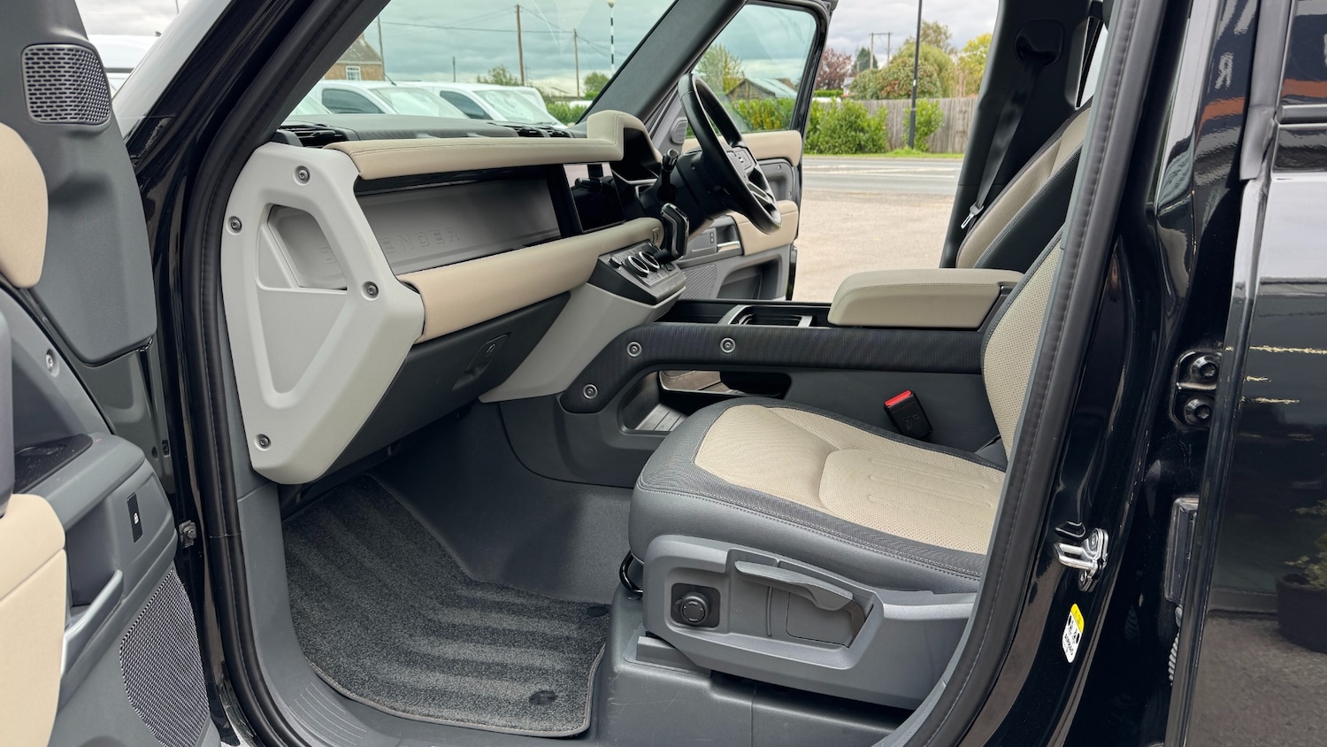 Used Land Rover Defender 2021 for sale - 76243225: Photo 10