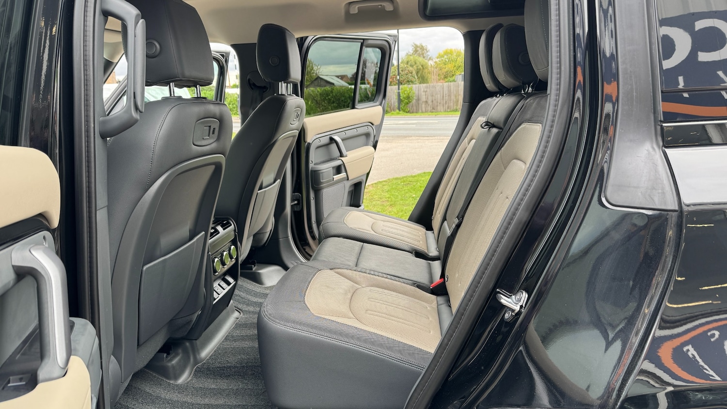 Used Land Rover Defender 2021 for sale - 76243225: Photo 11