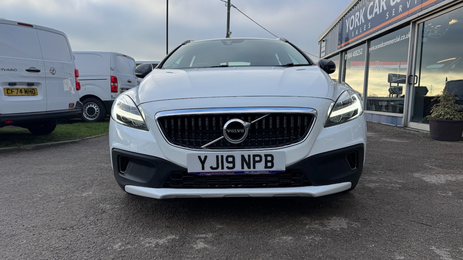 Used Volvo V40 2019 for sale - 77233610: Photo 2