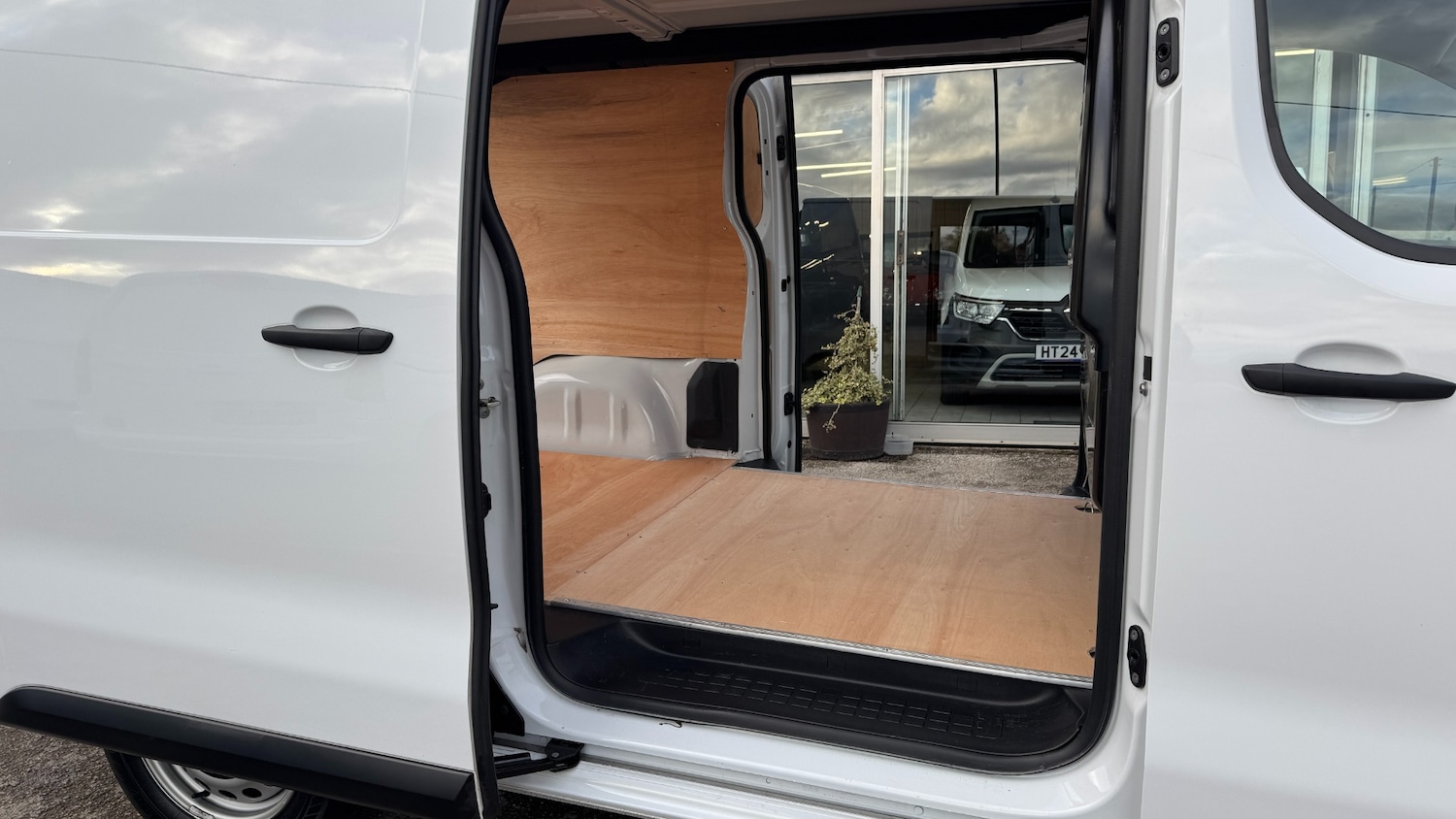 Used Peugeot Expert 2024 for sale - 76588329: Photo 10