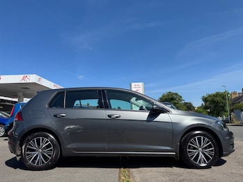 Used Volkswagen Golf 2017 for sale - 79088637: Photo