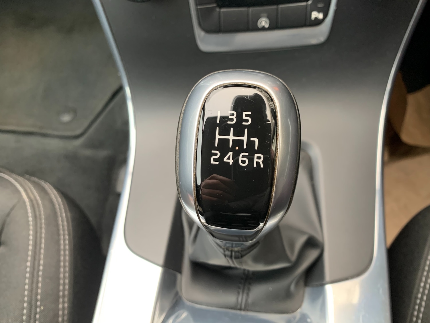 Used Volvo V60 2015 for sale - 76978942: Photo 12