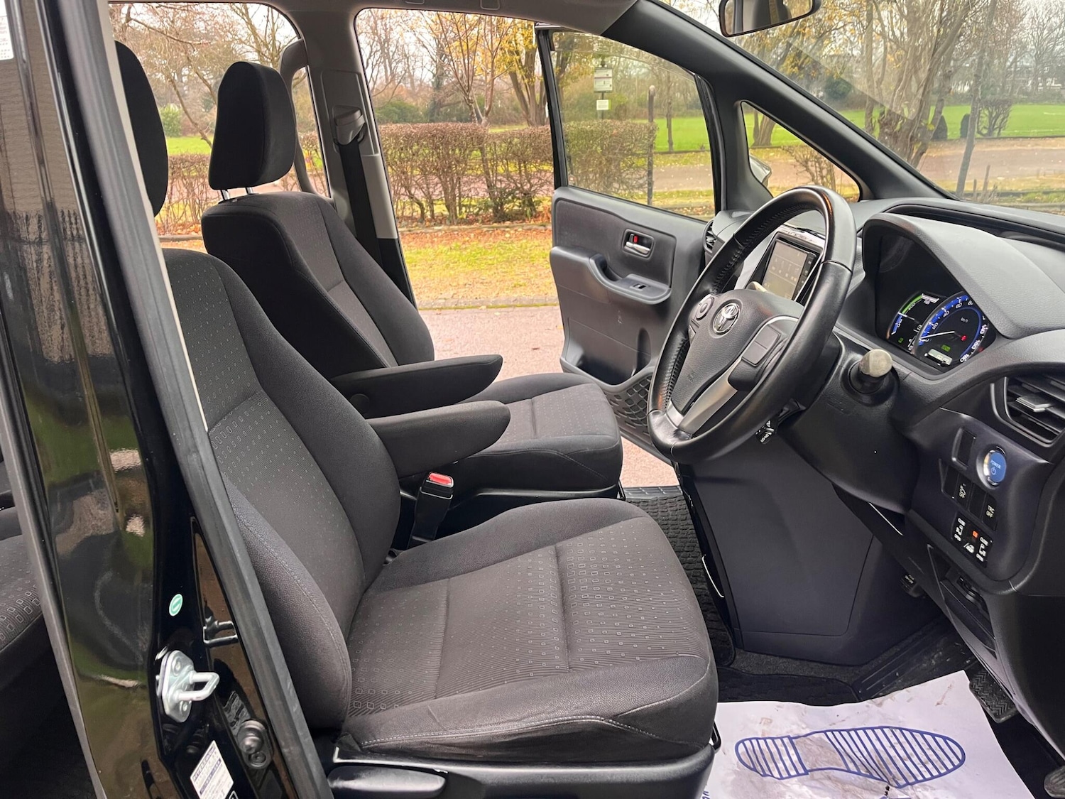 Used Toyota Voxy for sale - 77021164: Photo 35