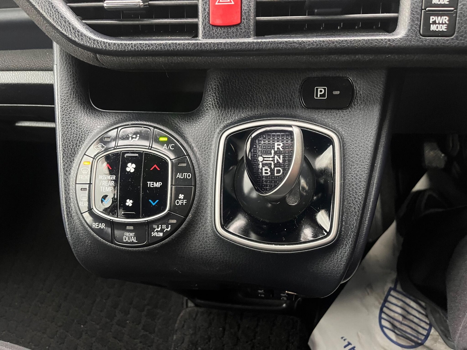 Used Toyota Voxy for sale - 77021164: Photo 47