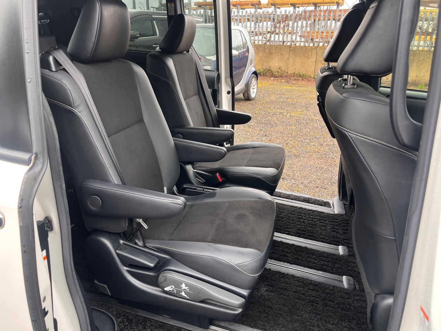 Used Toyota Noah for sale - 77351827: Photo 11