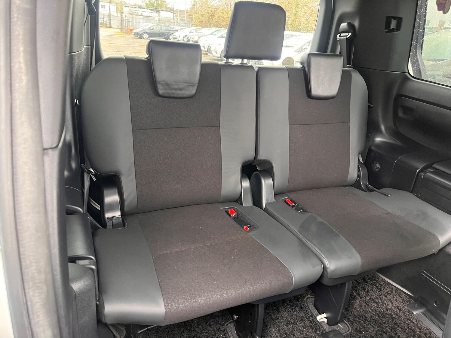 Used Toyota Noah for sale - 77351827: Photo 42