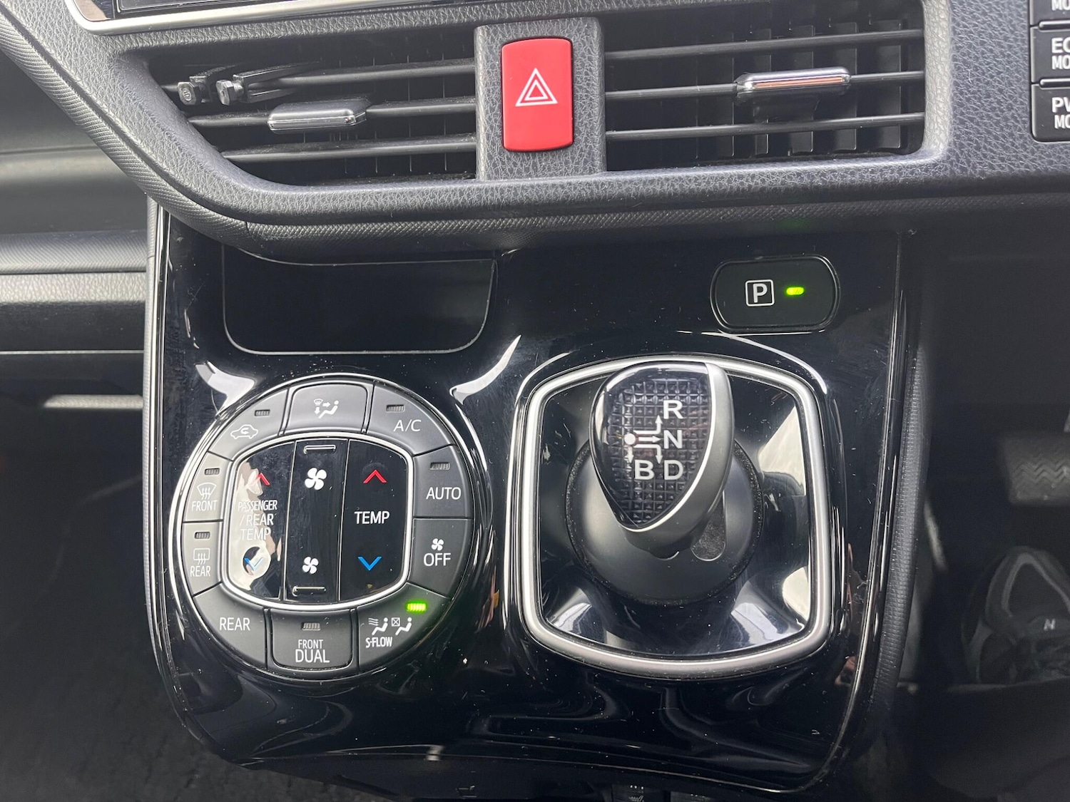 Used Toyota Noah for sale - 77351827: Photo 54