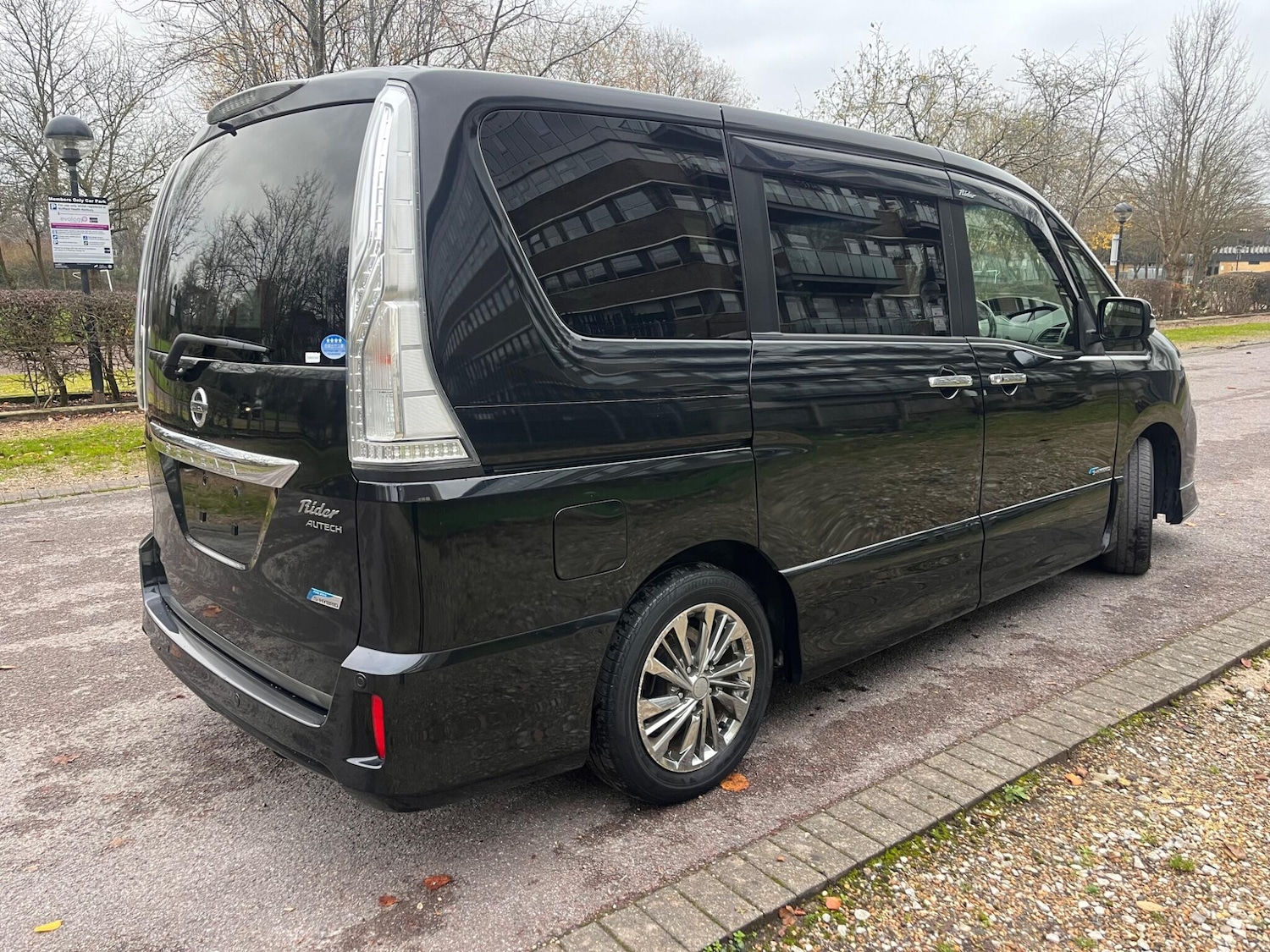 Used Nissan Serena for sale - 77040904: Photo 12