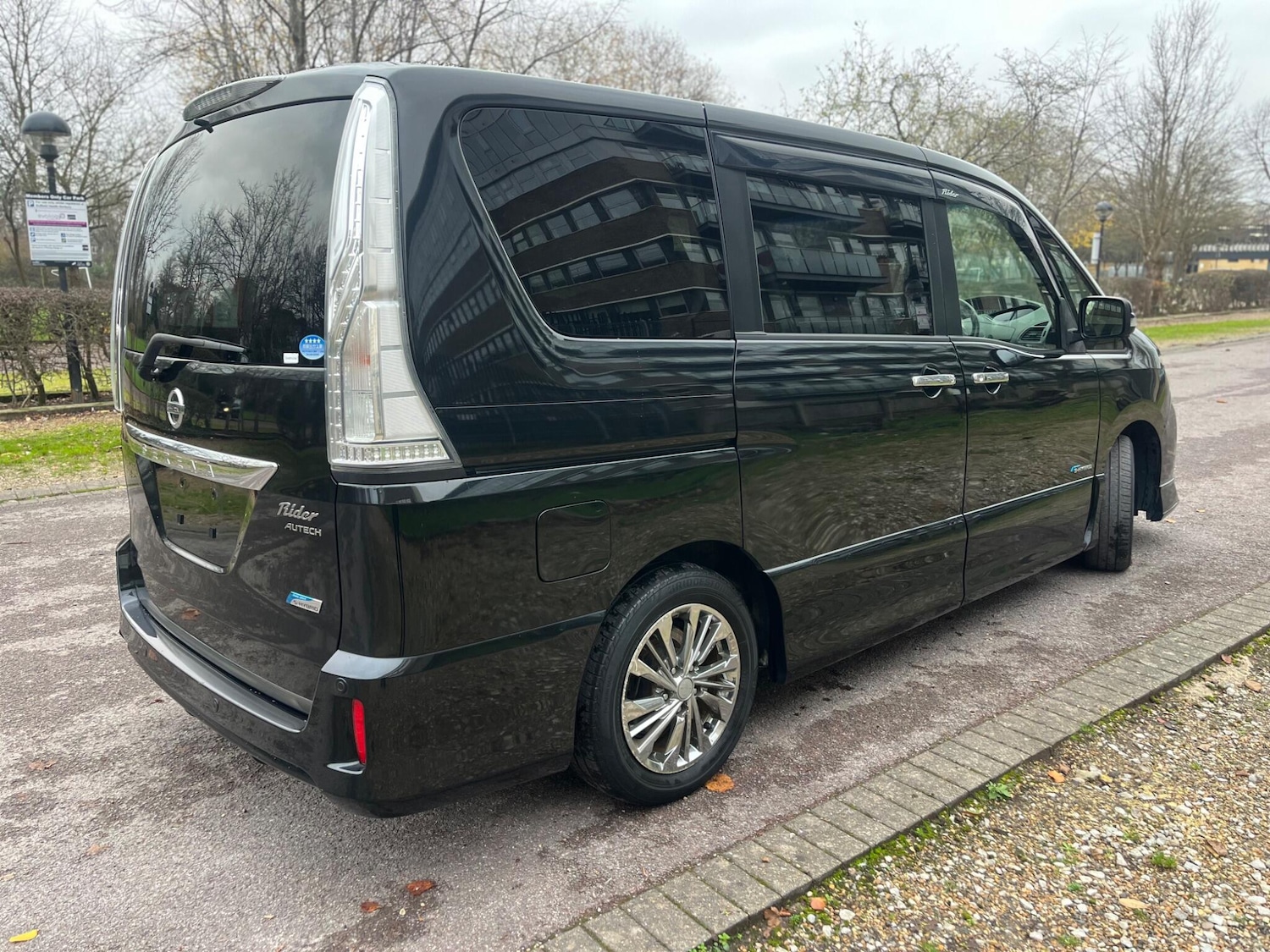 Used Nissan Serena for sale - 77040904: Photo 13
