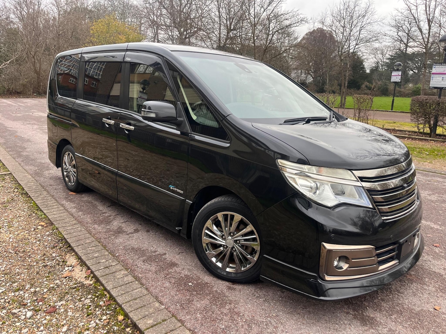 Used Nissan Serena for sale - 77040904: Photo 2