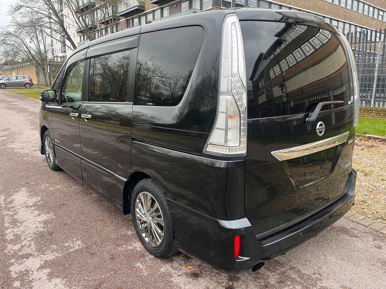 Used Nissan Serena for sale - 77040904: Photo 24