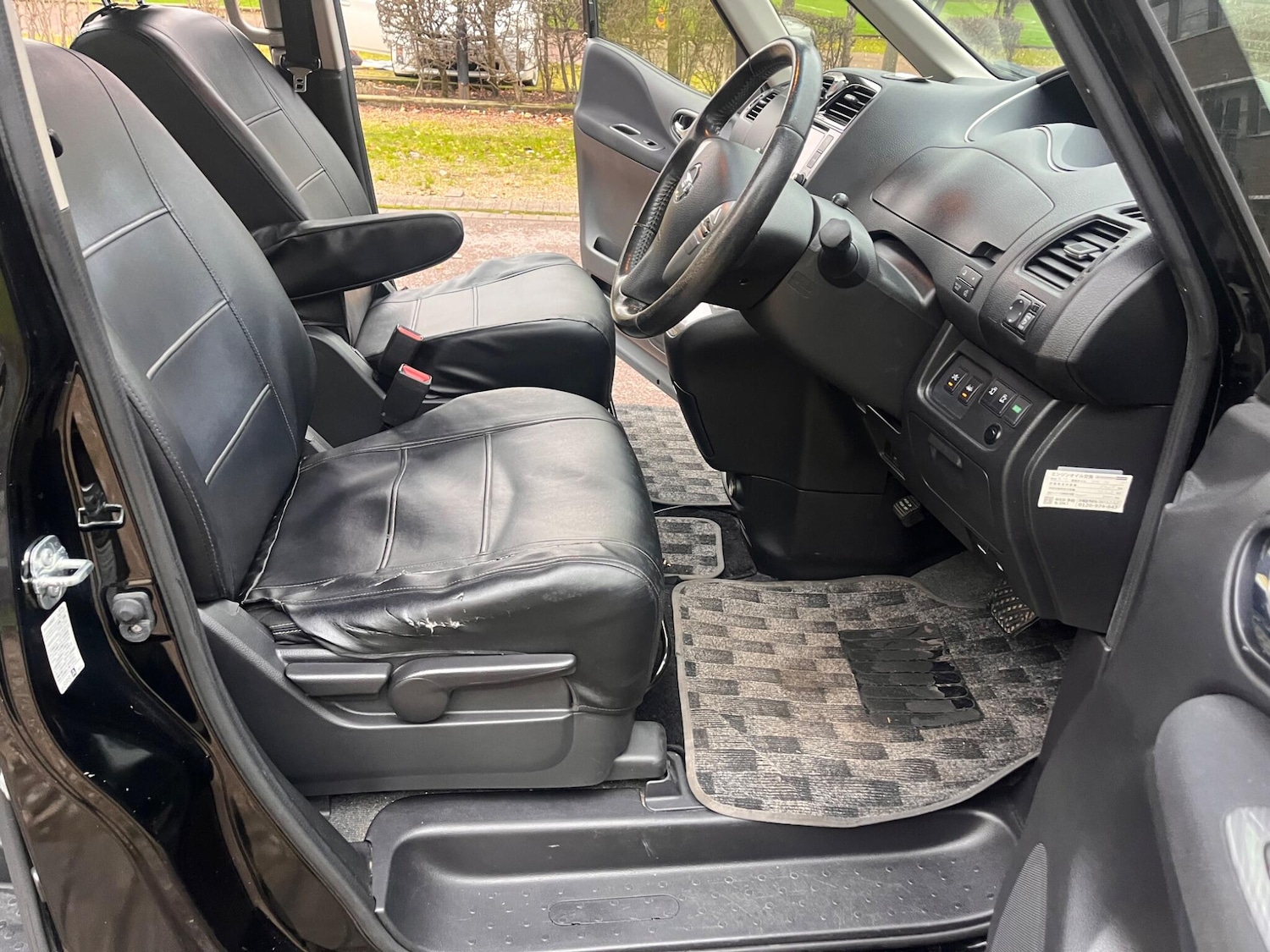 Used Nissan Serena for sale - 77040904: Photo 30