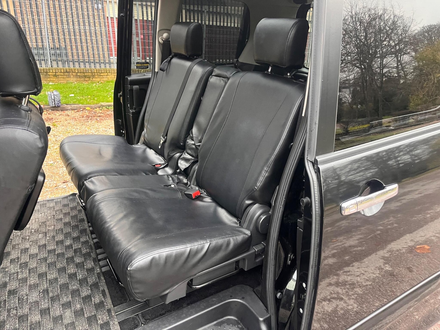 Used Nissan Serena for sale - 77040904: Photo 32