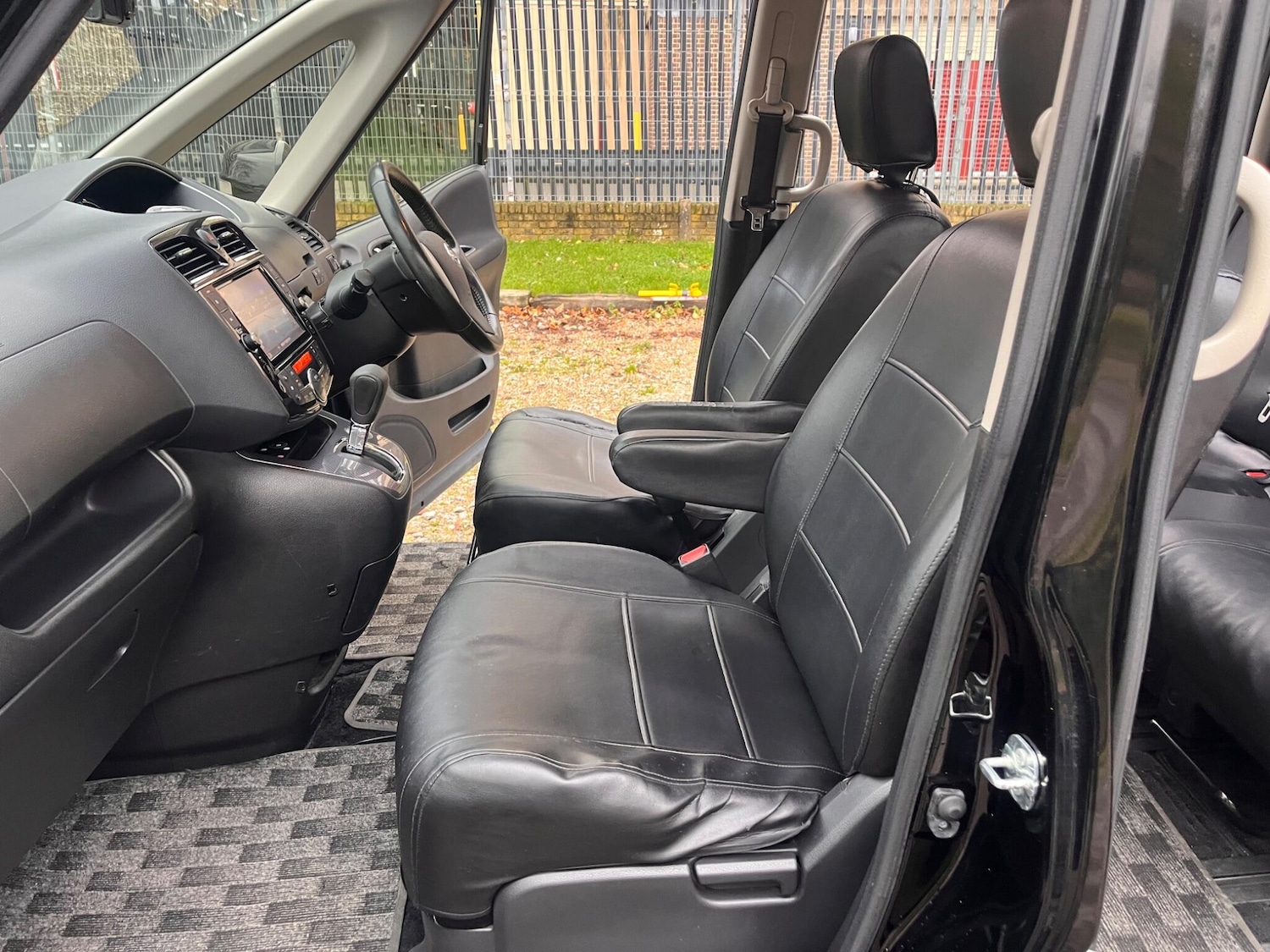 Used Nissan Serena for sale - 77040904: Photo 37