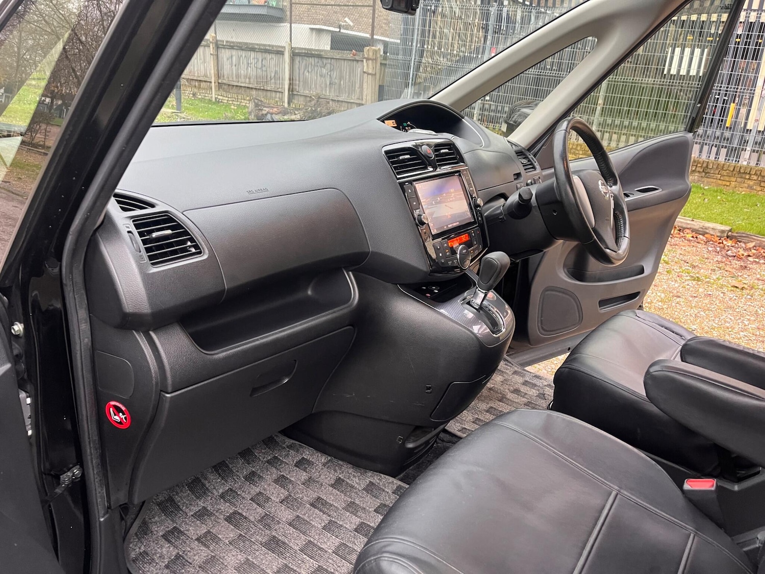 Used Nissan Serena for sale - 77040904: Photo 41