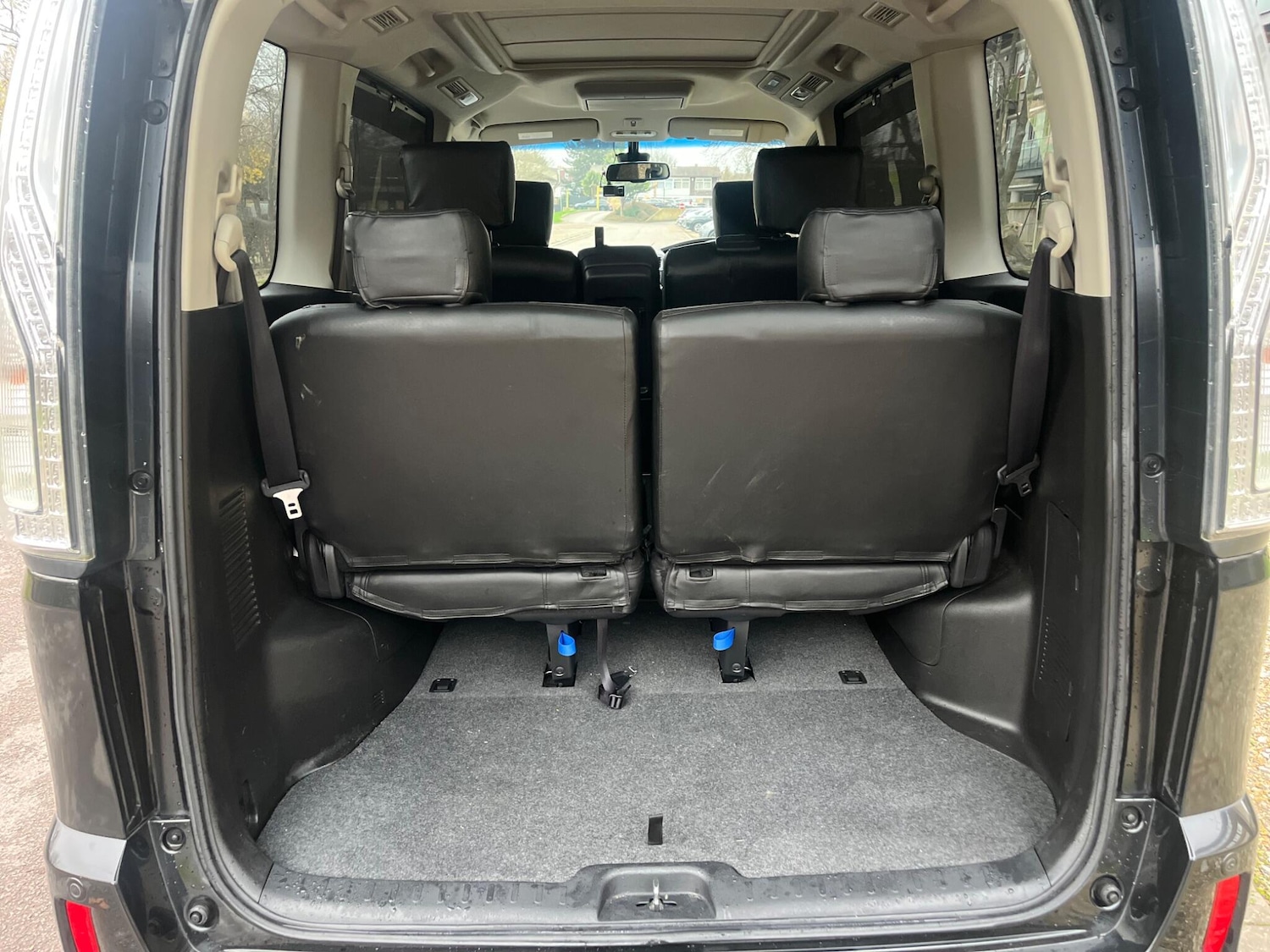 Used Nissan Serena for sale - 77040904: Photo 5