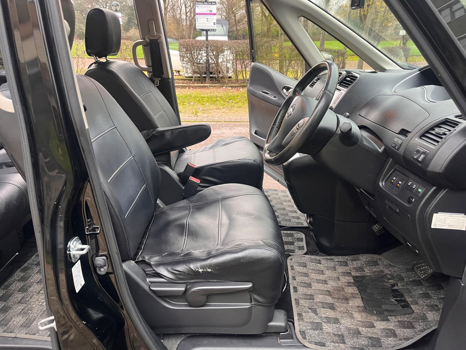 Used Nissan Serena for sale - 77040904: Photo 6