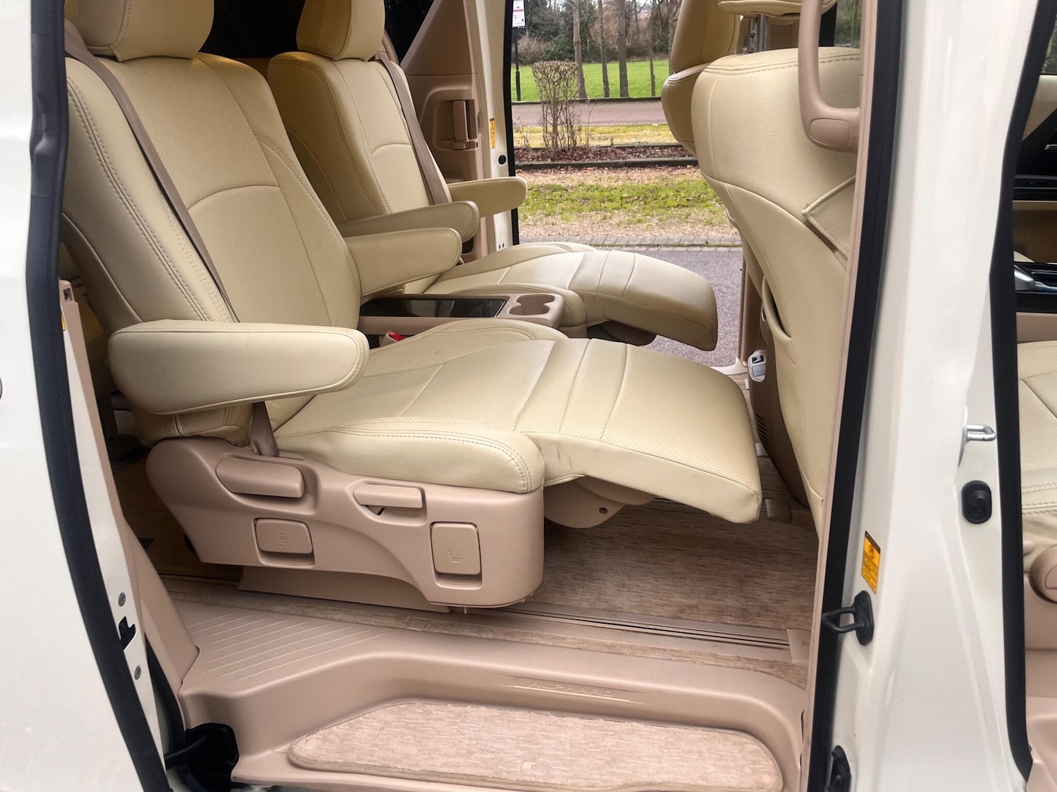 Used Toyota Alphard 2024 for sale - 77203674: Photo 8