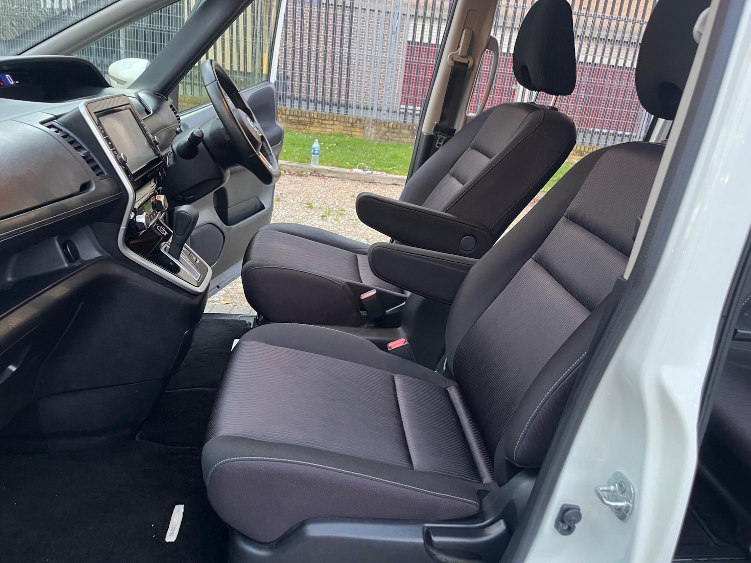 Used Nissan Serena for sale - 77049875: Photo 10