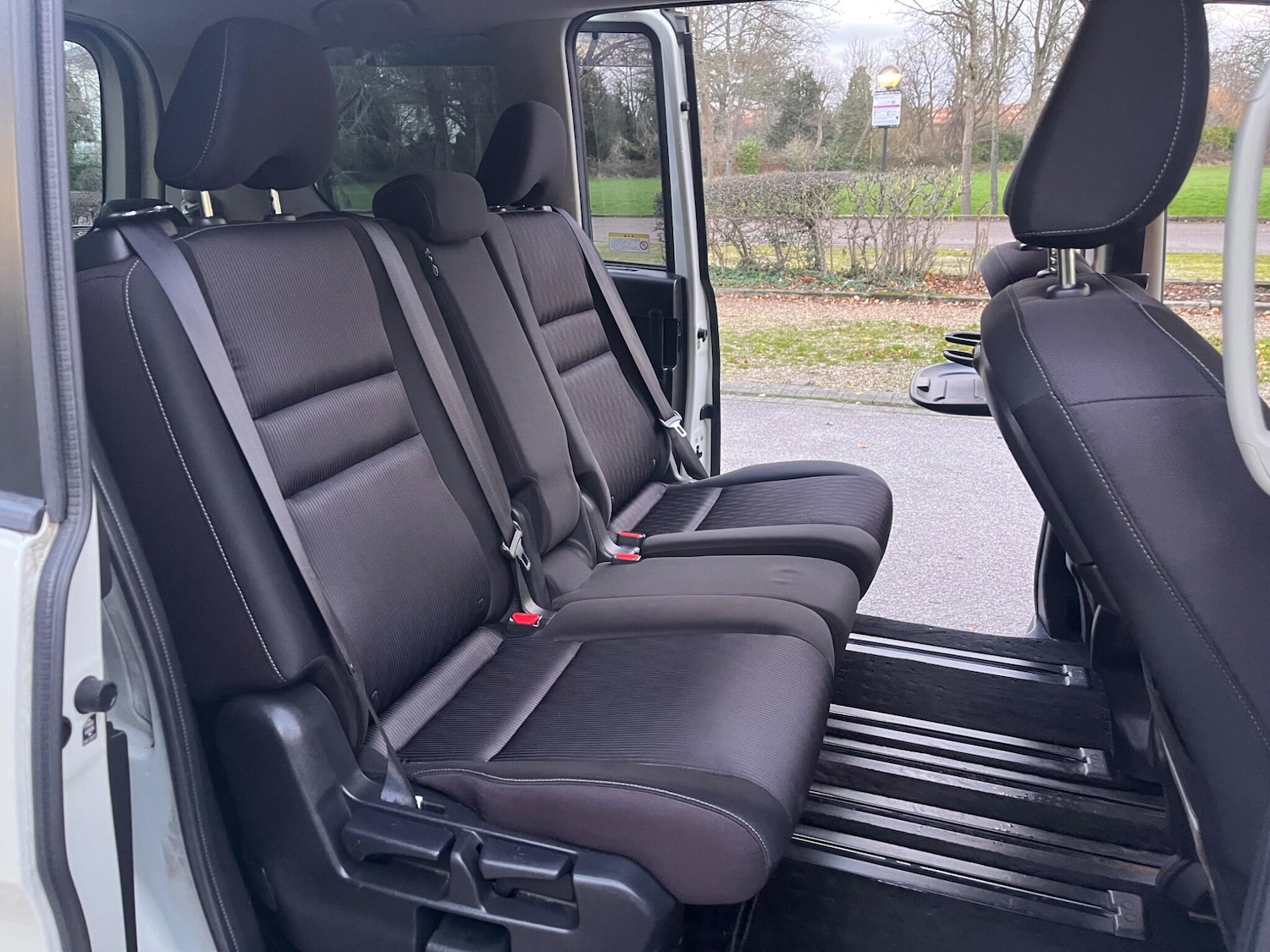 Used Nissan Serena for sale - 77049875: Photo 11