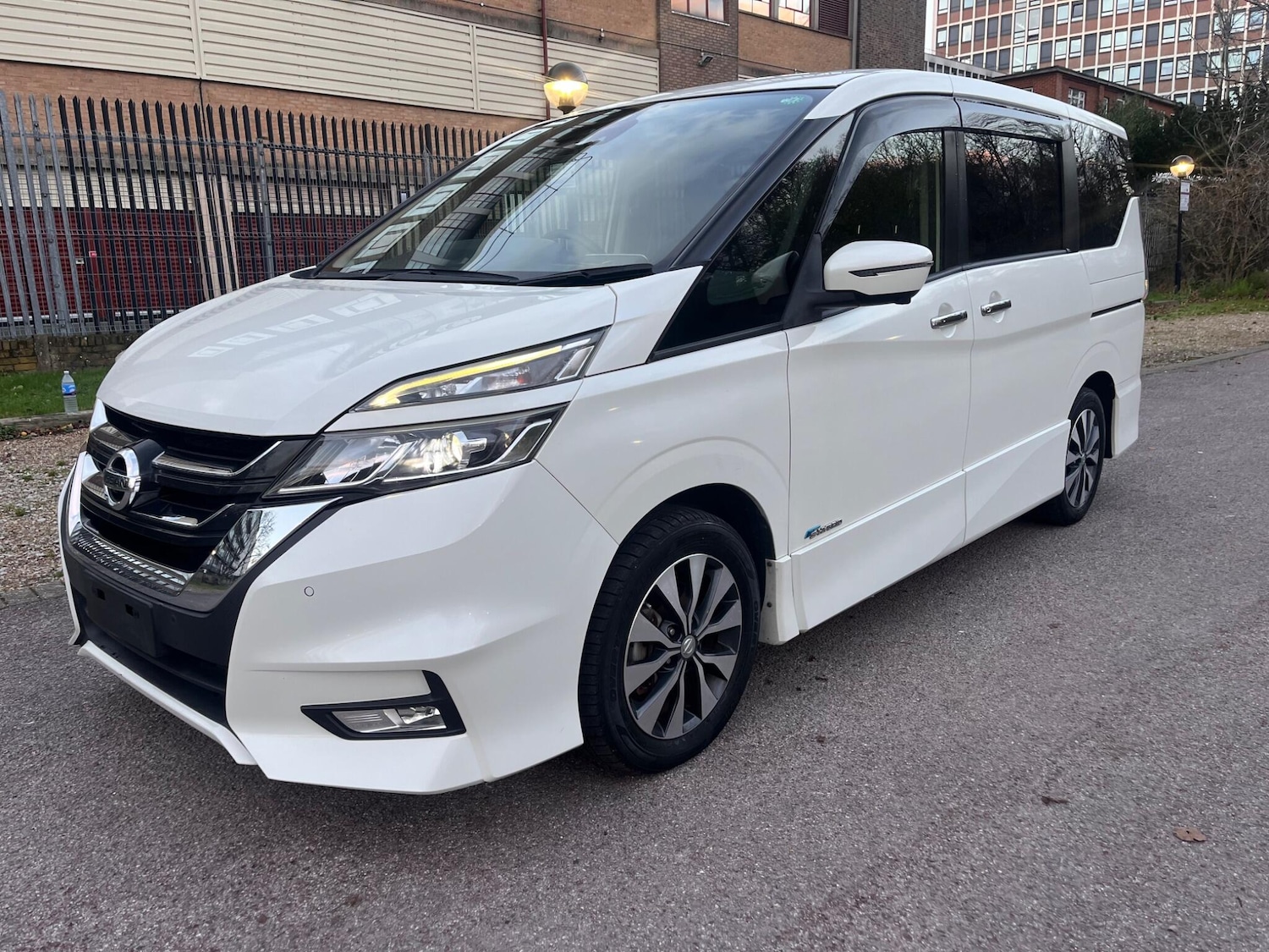Used Nissan Serena for sale - 77049875: Photo 12
