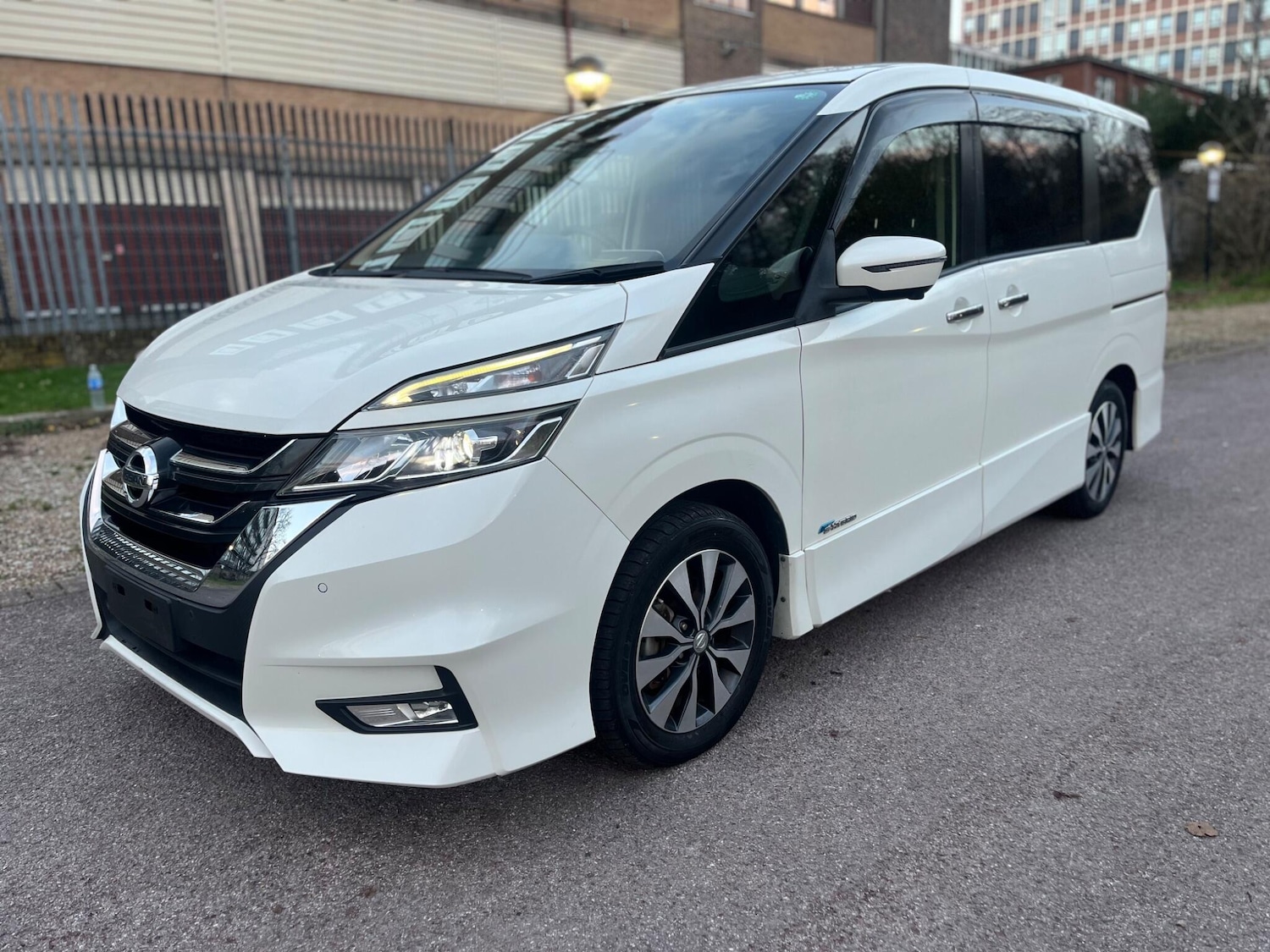 Used Nissan Serena for sale - 77049875: Photo 23