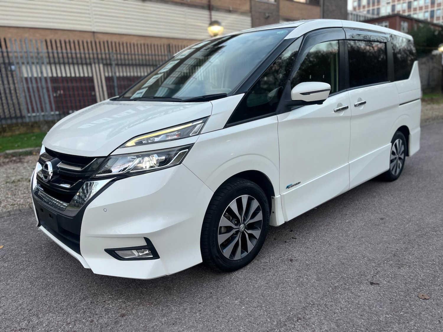 Used Nissan Serena for sale - 77049875: Photo 24