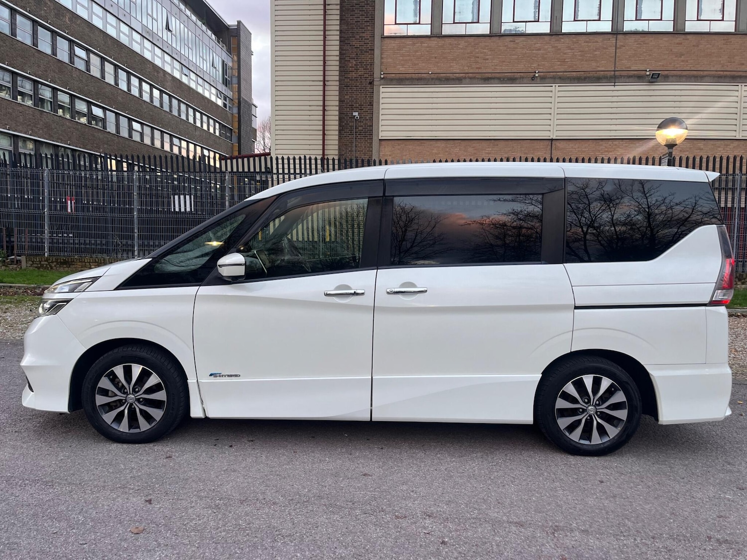 Used Nissan Serena for sale - 77049875: Photo 25
