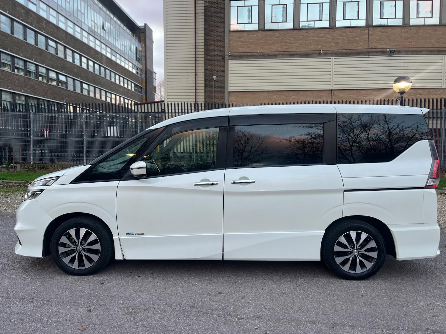 Used Nissan Serena for sale - 77049875: Photo 26