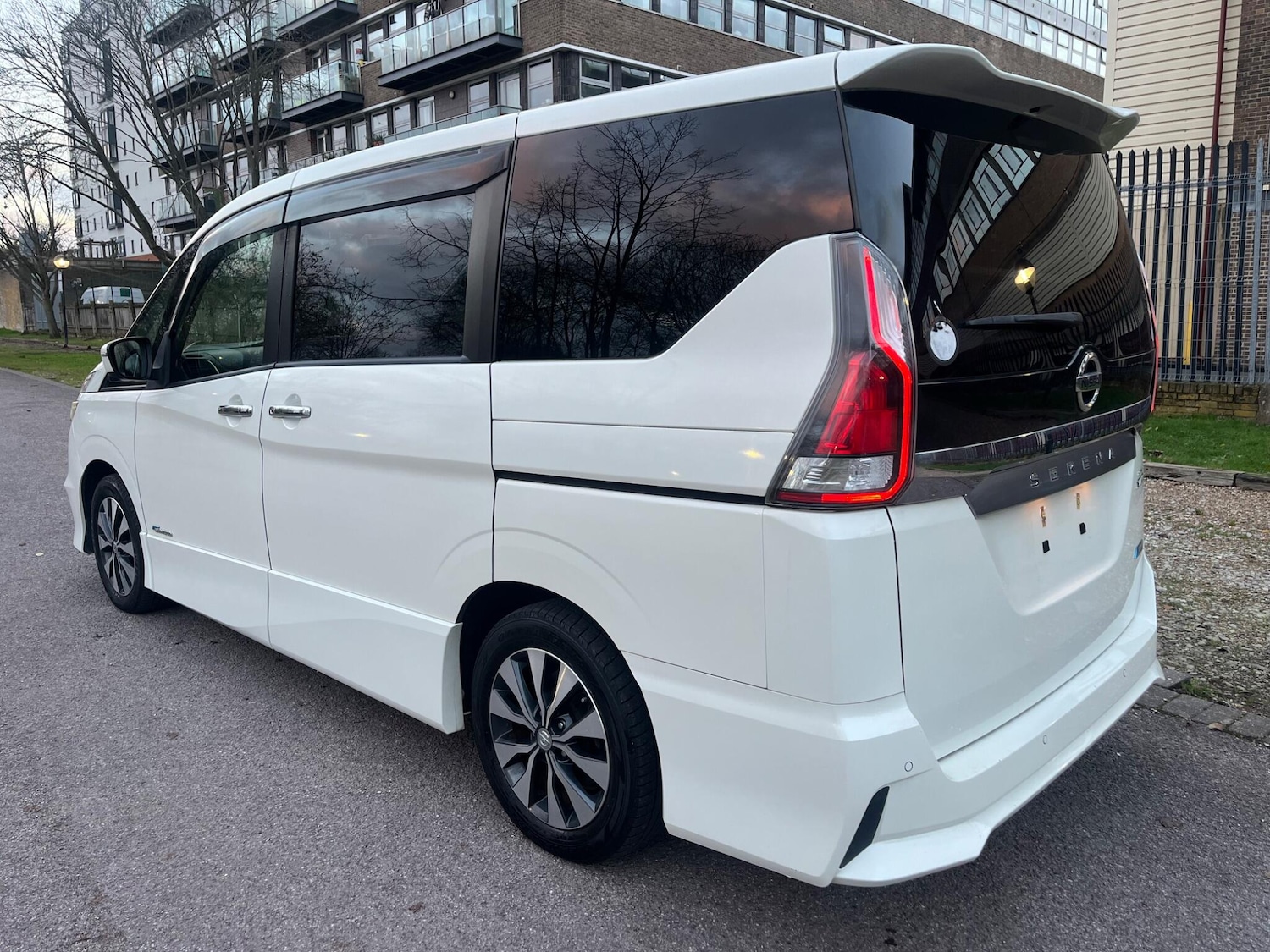 Used Nissan Serena for sale - 77049875: Photo 27