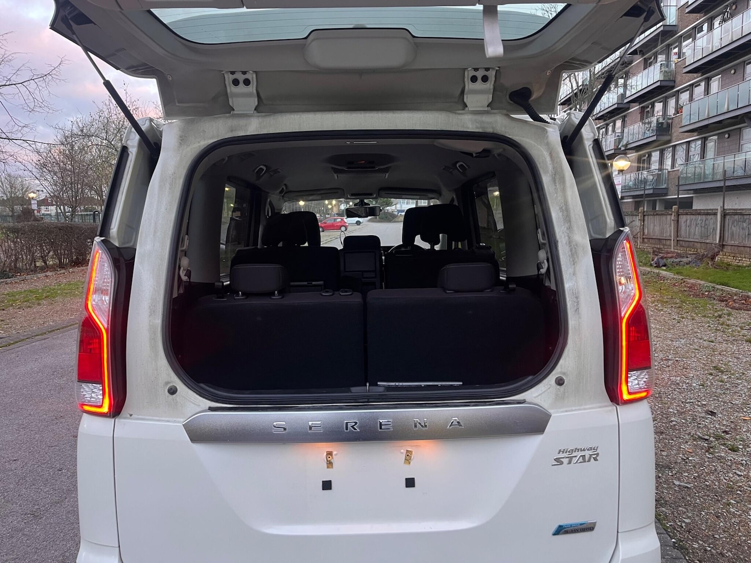 Used Nissan Serena for sale - 77049875: Photo 30