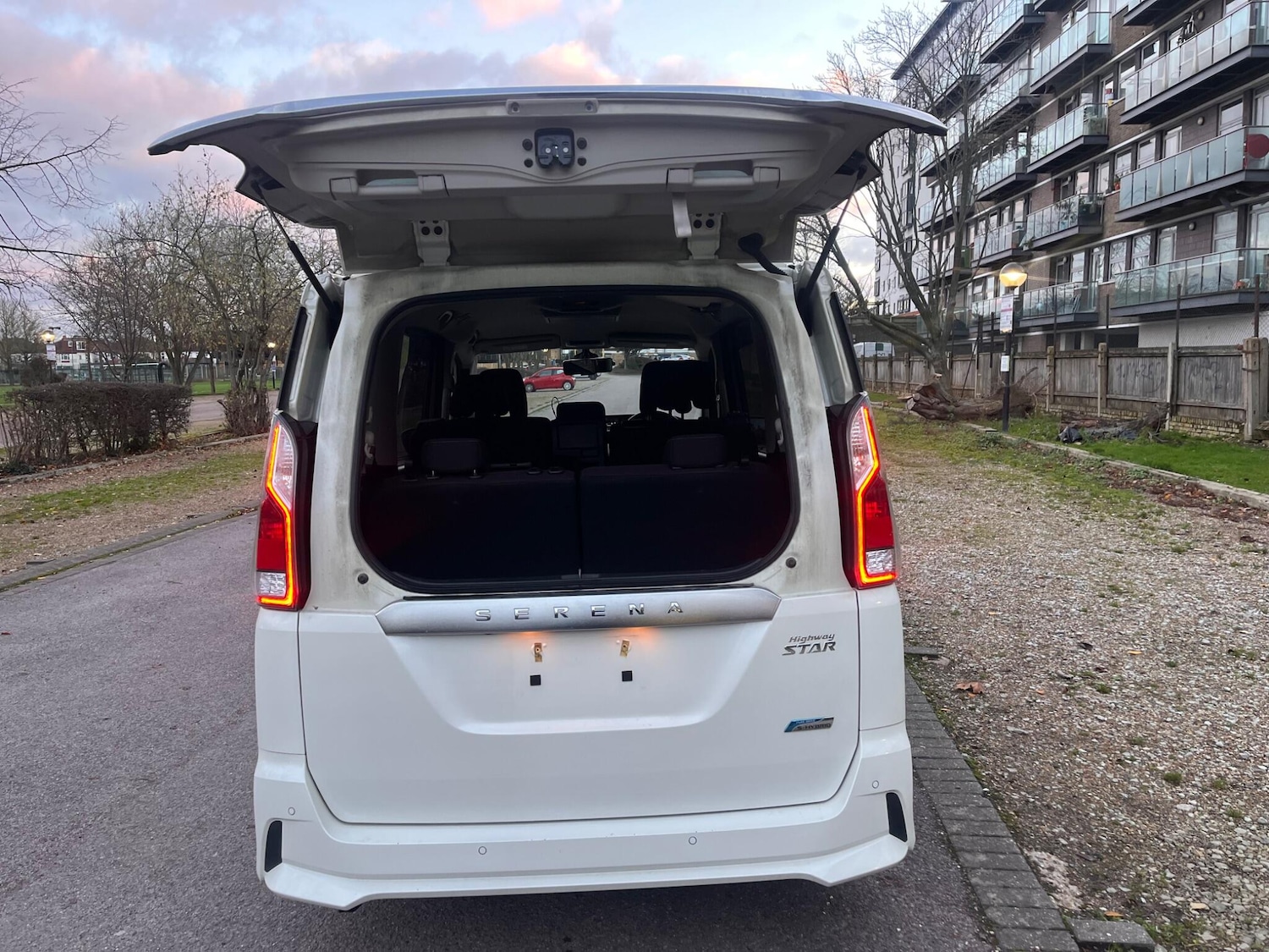 Used Nissan Serena for sale - 77049875: Photo 31